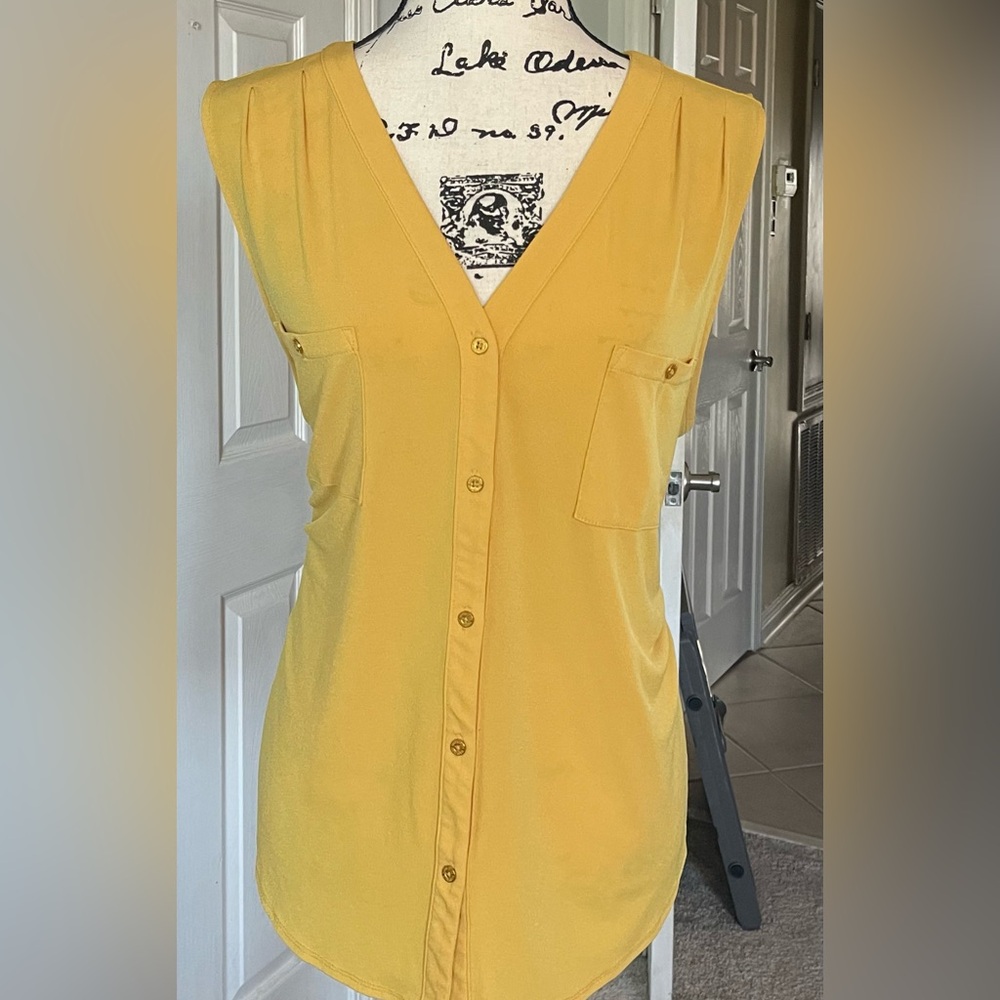 Ellen Tracy- Lovely Yellow Sleeveless Blouse with Golden Buttons in size XL